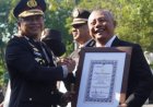 Apresiasi Kepemimpinan Responsif, Kapolrestabes Surabaya Serahkan 6 Penghargaan Sekaligus Kepada AKBP Edy Herwiyanto