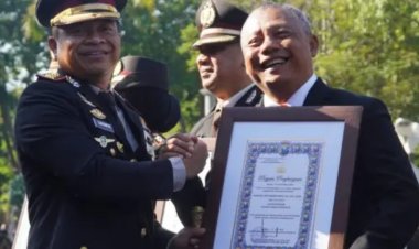 Apresiasi Kepemimpinan Responsif, Kapolrestabes Surabaya Serahkan 6 Penghargaan Sekaligus Kepada AKBP Edy Herwiyanto