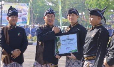 Kapolres Madiun AKBP Kemas Indra Natanegara, S.H., S.I.K., M.Si., Terima Penghargaan dari Bupati Madiun atas Dedikasi Menjaga Kondusivitas Kabupaten Madiun