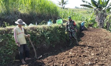 Sertu Tatang Bantu Petani Percepat Persiapan Musim Tanam