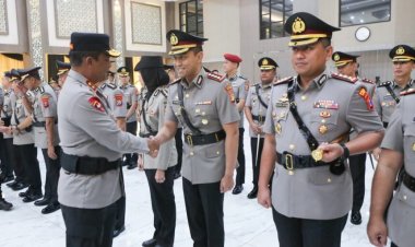 Irjen. Pol. Drs. Nanang Avianto, M.Si., Kapolda Jatim Pimpin Sertijab PJU dan Kapolres, Perkuat Regenerasi Kepemimpinan dan Pelayanan Presisi