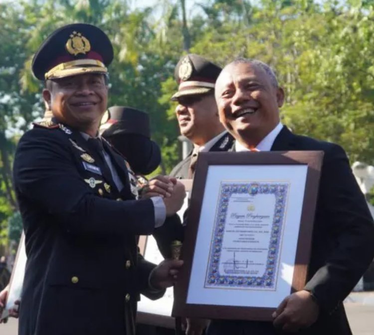 Apresiasi Kepemimpinan Responsif, Kapolrestabes Surabaya Serahkan 6 Penghargaan Sekaligus Kepada AKBP Edy Herwiyanto