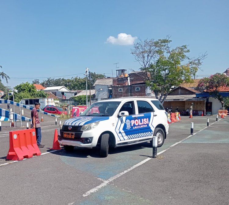 Kisah Tori, Sang Pemandu Praktik Satpas SIM Colombo yang Mengabdi Sepenuh Hati Selama Lebih dari Satu Dekade