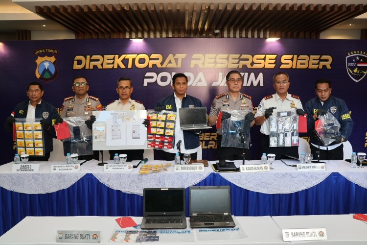 Polda Jatim Direktorat Siber dan Imigrasi Kelas I Khusus Ungkap Jaringan Love Scamming Empat WNA di Amankan