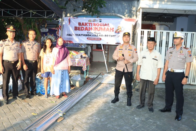Wujud Kepedulian HUT Bhayangkara ke-80 Polres Gresik Bedah Rumah Purnawirawan Polri di Driyorejo