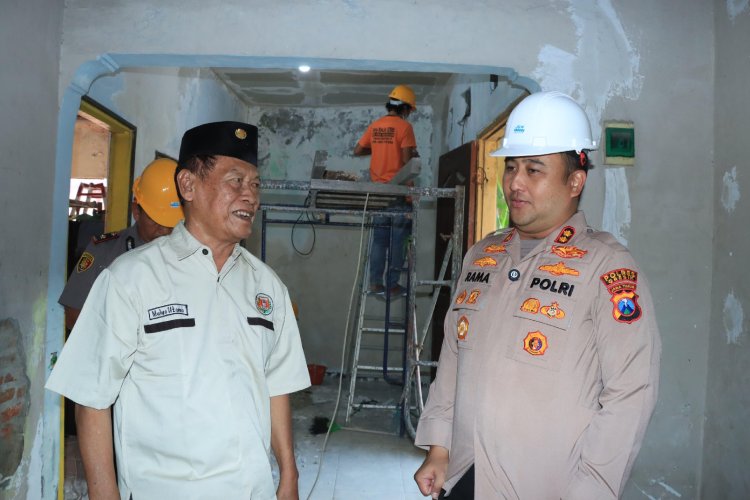 Wujud Kepedulian HUT Bhayangkara ke-80 Polres Gresik Bedah Rumah Purnawirawan Polri di Driyorejo