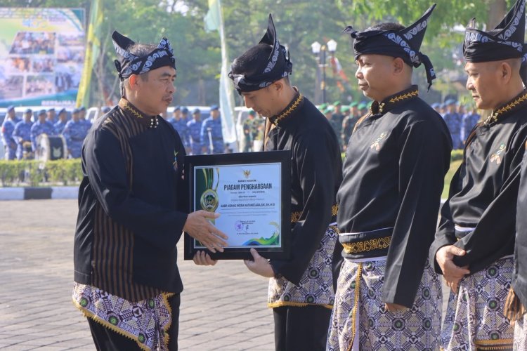 Kapolres Madiun AKBP Kemas Indra Natanegara, S.H., S.I.K., M.Si., Terima Penghargaan dari Bupati Madiun atas Dedikasi Menjaga Kondusivitas Kabupaten Madiun