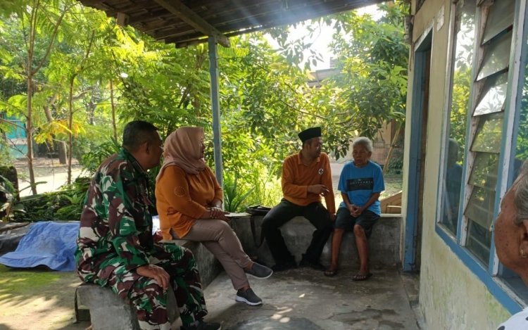 Peltu Yuli Kuswanto Bersama Perawat dan Perangkat Desa Cek Kondisi Warga yang ODGJ
