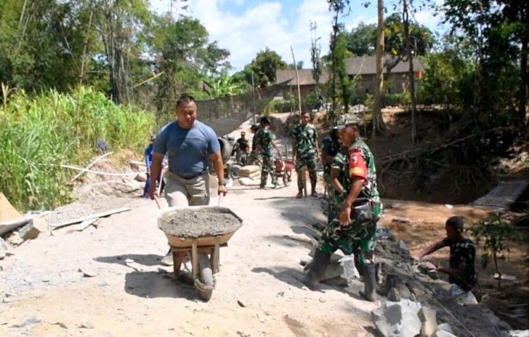 Panggul 3 Sak Semen Sekaligus, Aksi Samson Ponorogo Curi Perhatian di Desa Bulu Lor