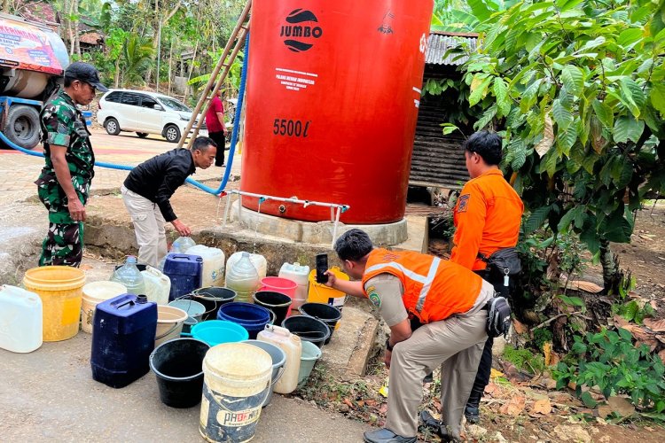 TNI-BPBD-BBWS Brantas Salurkan 16.000 Liter Air Bersih untuk Warga Terdampak Kekeringan di Panggul