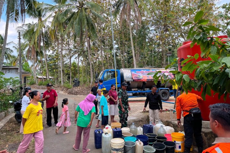 TNI-BPBD-BBWS Brantas Salurkan 16.000 Liter Air Bersih untuk Warga Terdampak Kekeringan di Panggul