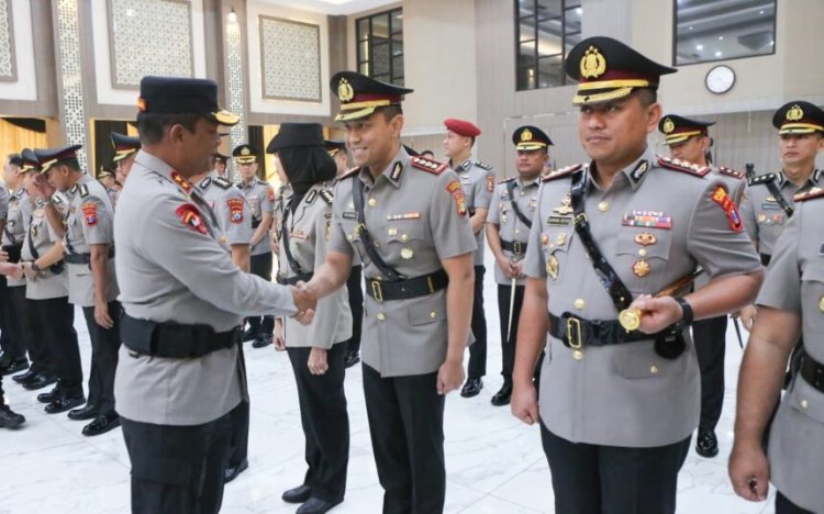 Irjen. Pol. Drs. Nanang Avianto, M.Si., Kapolda Jatim Pimpin Sertijab PJU dan Kapolres, Perkuat Regenerasi Kepemimpinan dan Pelayanan Presisi