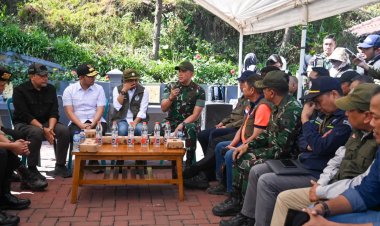 Pangdam V/Brawijaya Dampingi Menteri Kehutanan Tinjau Penanganan Karhutla di Kawasan TNBTS Bromo Probolinggo