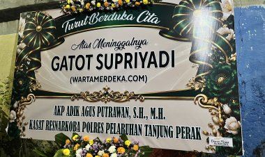 Kasat Reserse Narkoba Polres Pelabuhan Tanjung Perak AKP Adik Agus Putrawan, S.H., M.H., Sampaikan Duka, Kirim Karangan Bunga di Rumah Duka Wartawan Almarhum Gatot Supriyadi