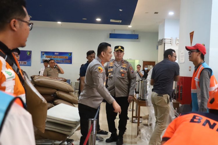 Kapolres Pelabuhan Tanjung Perak Turun Dampingi Korban, Pastikan Penanganan Kebakaran KM Mutiara Sentosa 2 Berjalan Maksimal