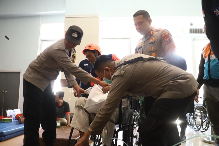 Kapolres Pelabuhan Tanjung Perak Turun Dampingi Korban, Pastikan Penanganan Kebakaran KM Mutiara Sentosa 2 Berjalan Maksimal