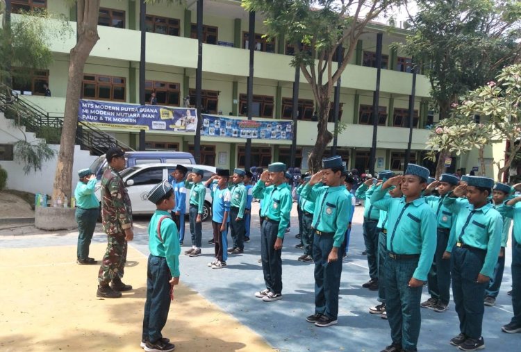 Anggota Koramil Ngunut Latih PBB Siswa MI Modern Mutiara Iman