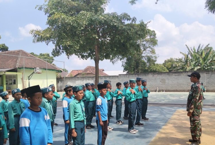 Anggota Koramil Ngunut Latih PBB Siswa MI Modern Mutiara Iman