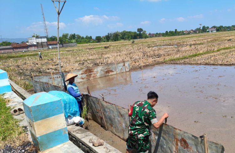 Babinsa Bantu Petani Siapkan Masa Tanam
