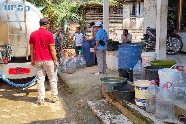 TNI-Polri Hadir Atasi Kekeringan Air Bersih di Panggul