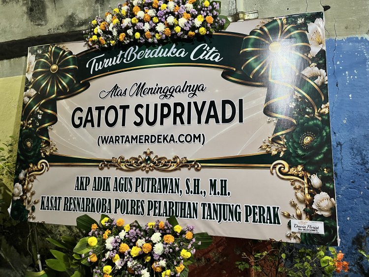 Kasat Reserse Narkoba Polres Pelabuhan Tanjung Perak AKP Adik Agus Putrawan, S.H., M.H., Sampaikan Duka, Kirim Karangan Bunga di Rumah Duka Wartawan Almarhum Gatot Supriyadi
