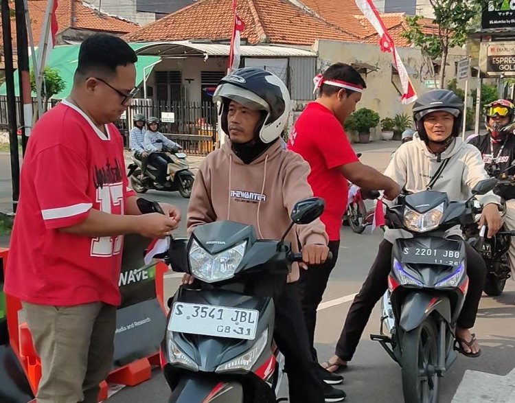 Nyalakan Jiwa Patriot, Satpas Colombo Polrestabes Surabaya Bagikan Merah-Putih Sekaligus Sosialisasi Tertib Jalanan