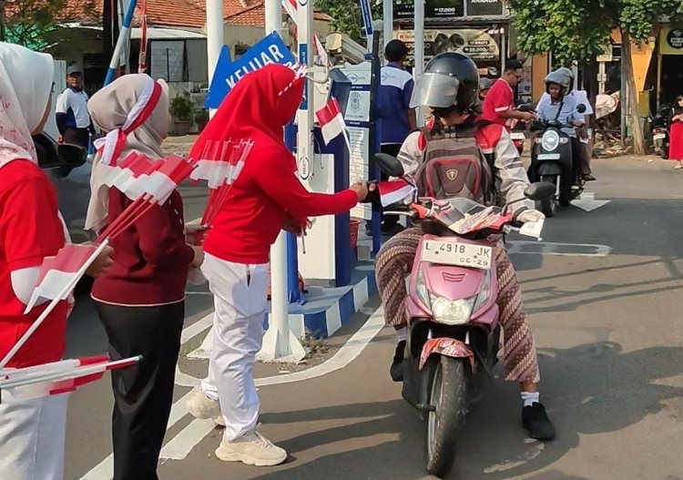 Nyalakan Jiwa Patriot, Satpas Colombo Polrestabes Surabaya Bagikan Merah-Putih Sekaligus Sosialisasi Tertib Jalanan