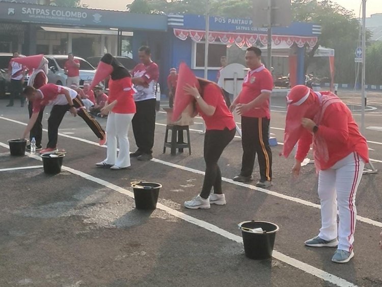 Nyalakan Jiwa Patriot, Satpas Colombo Polrestabes Surabaya Bagikan Merah-Putih Sekaligus Sosialisasi Tertib Jalanan