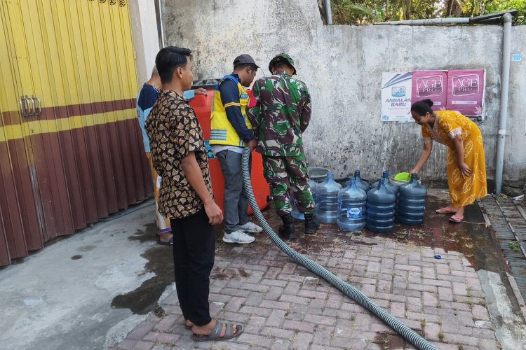 TNI-BPBD Salurkan 8.000 Liter Air Bersih untuk Warga Duren, Trenggalek, Jatim