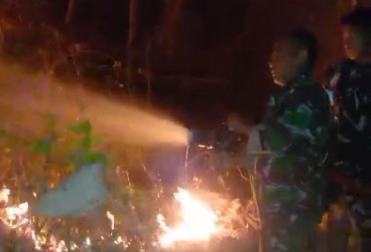Babinsa Bersama Yon TP dan Warga Padamkan Kebakaran Lahan di Gunung Krandegan