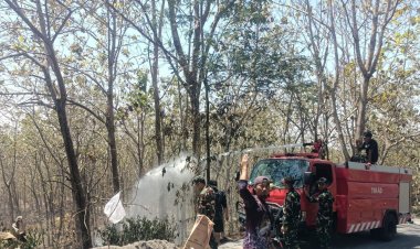 Gerak Cepat Babinsa Bersama Yonif TP 886/PJY Padamkan Kebakaran Lahan di Banyuurip