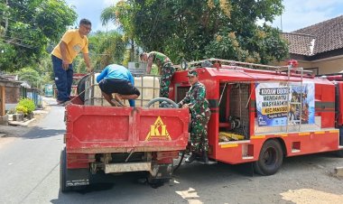 Kodim 0806/Trenggalek Salurkan 4.000 Liter Air Bersih untuk Warga Manggis