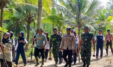 HUT ke-81 TNI, Koramil 0806-11/Panggul Tanam Mangrove di Pantai Kili-Kili