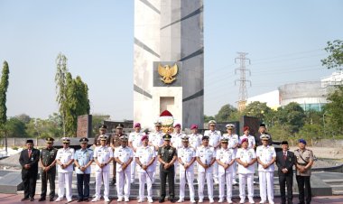 Peringatan HUT Ke-81 TNI AL: Kasdam V/Brawijaya Hadiri Ziarah Rombongan di TMP 10 November Surabaya