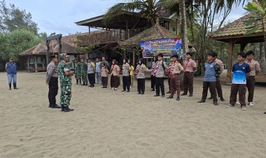 Koramil 0806-11/Panggul Gelar Karya Bakti Peduli Sampah di Pantai Kili-Kili
