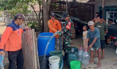 TNI dan BPBD Trenggalek Salurkan 4.000 Liter Air Bersih ke Warga Jatiprahu