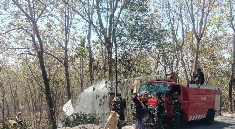 Gerak Cepat Babinsa Bersama Yonif TP 886/PJY Padamkan Kebakaran Lahan di Banyuurip