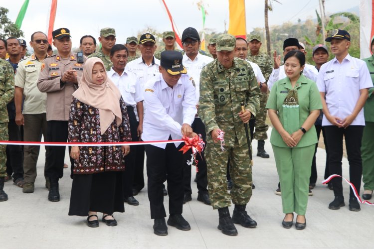 Karya Bakti TNI Berhasil Bangun Jalan Beton Sepanjang 2.200 Meter di Tulungagung