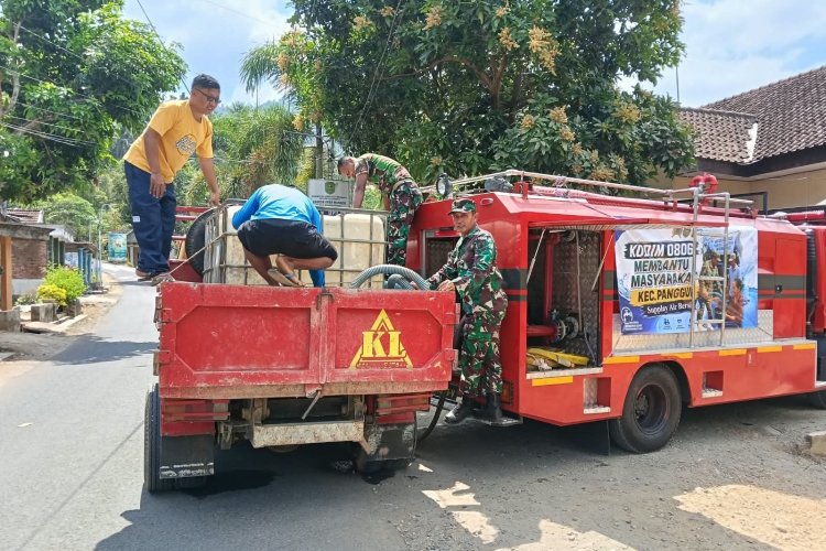 Kodim 0806/Trenggalek Salurkan 4.000 Liter Air Bersih untuk Warga Manggis