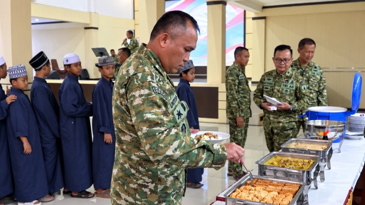 Korem 081/DSJ Berbagi Kebahagiaan dengan Anak-Anak Pesantren