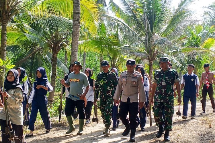 HUT ke-81 TNI, Koramil 0806-11/Panggul Tanam Mangrove di Pantai Kili-Kili