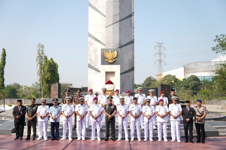 Peringatan HUT Ke-81 TNI AL: Kasdam V/Brawijaya Hadiri Ziarah Rombongan di TMP 10 November Surabaya