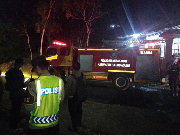 TNI-Polri Bersama Damkar dan Warga Padamkan Kebakaran Lahan Perhutani di Tiudan