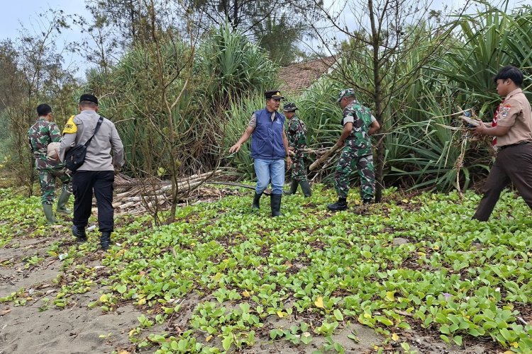 Koramil 0806-11/Panggul Gelar Karya Bakti Peduli Sampah di Pantai Kili-Kili