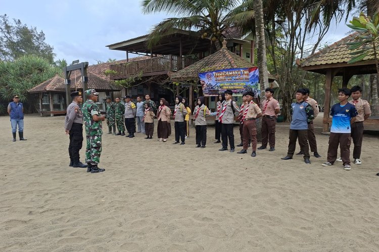 Koramil 0806-11/Panggul Gelar Karya Bakti Peduli Sampah di Pantai Kili-Kili