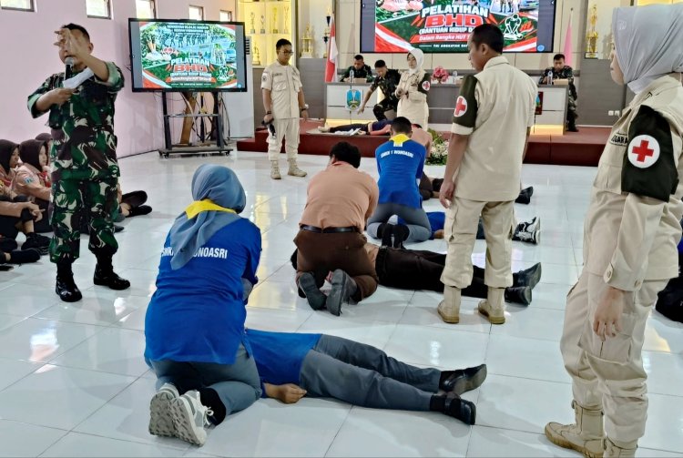 TNI Cetak Rekor MURI Lewat Pelatihan BHD Serentak, 150 Pelajar Madiun Terlibat