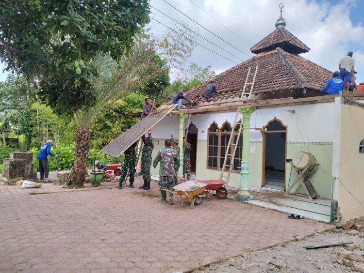 Pra TMMD ke-130, Kodim Tulungagung Bersama Warga Mulai Bongkar Mushola Darurohman