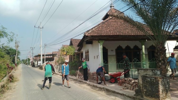 Pra TMMD ke-130, Kodim Tulungagung Bersama Warga Mulai Bongkar Mushola Darurohman