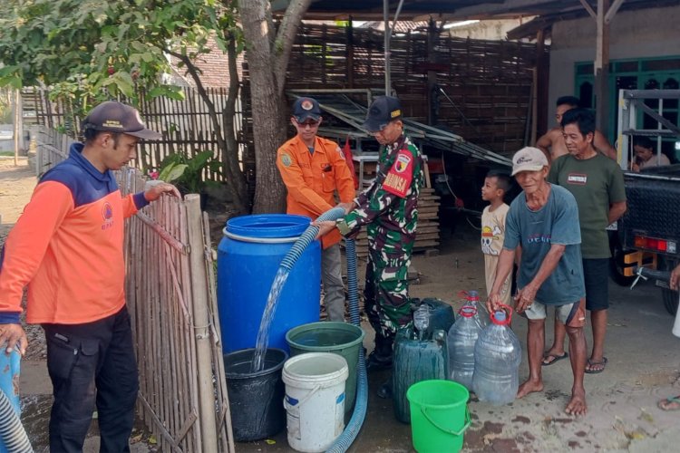TNI dan BPBD Trenggalek Salurkan 4.000 Liter Air Bersih ke Warga Jatiprahu