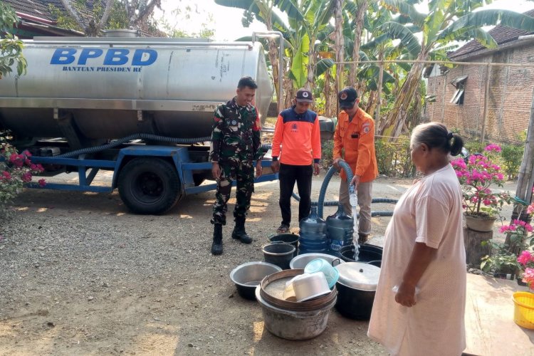 TNI dan BPBD Trenggalek Salurkan 4.000 Liter Air Bersih ke Warga Jatiprahu